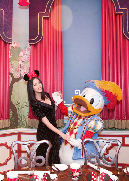 Người đẹp sinh năm 1984 lên xe hoa vào năm 2013 với Nhiếp Lỗi - nhân viên của một công ty chứng khoán sau 3 năm hẹn hò. Ảnh: Sina