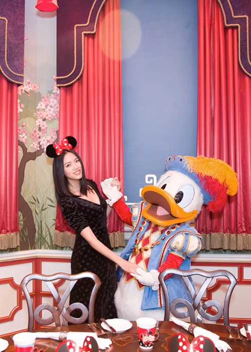 Người đẹp sinh năm 1984 lên xe hoa vào năm 2013 với Nhiếp Lỗi - nhân viên của một công ty chứng khoán sau 3 năm hẹn hò. Ảnh: Sina