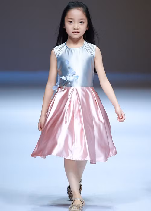 Hình ảnh Phạm Đóa Đóa tự tin trình diễn trong một show diễn thời trang. Ảnh: Appledaily