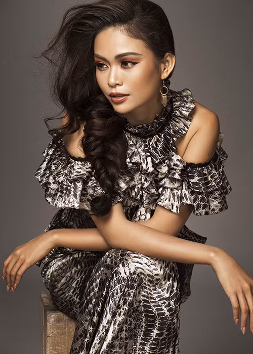 Diện chiếc đầm da beo họa tiết bèo nhún phần cổ và tay áo, Mâu Thủy dịu dàng đằm thắm.