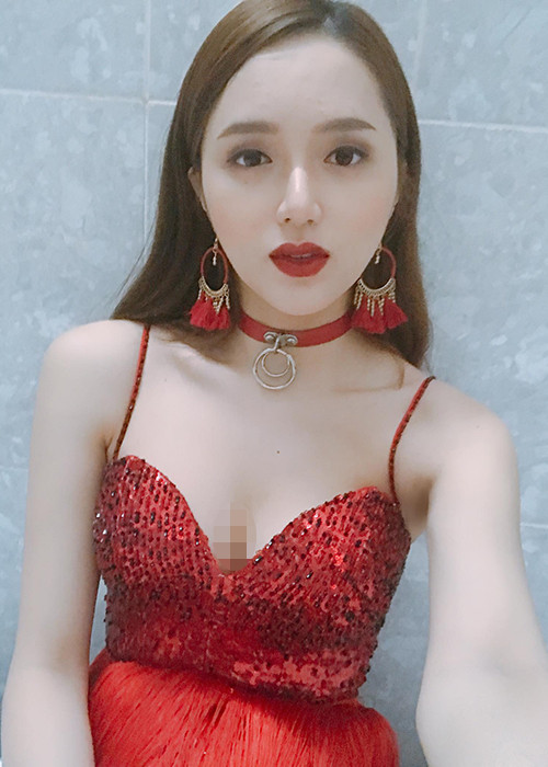 Từ khi bước chân vào showbiz, Hương Giang Idol xây dựng hình ảnh nữ ca sĩ gợi cảm.