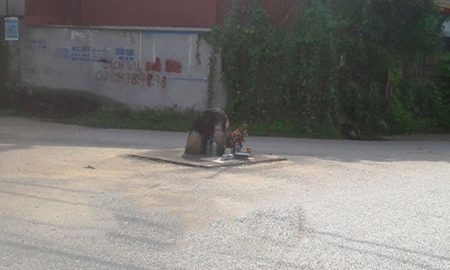 Người dân địa phương cho rằng Hòn đá mang hồn người trong đó (Ảnh: Đào Tấn).