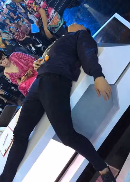 Ngô Kiến Huy ghi lại hình ảnh dìm hàng MC Trấn Thành trên trường quay.