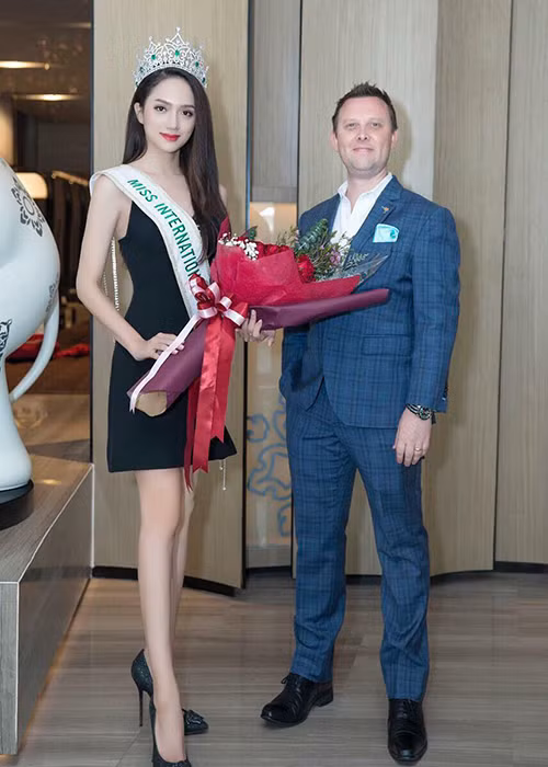 Hương Giang Idol trở lại Thái Lan để tiếp tục tham gia các hoạt động với vai trò tân Hoa hậu Chuyển giới Quốc tế.