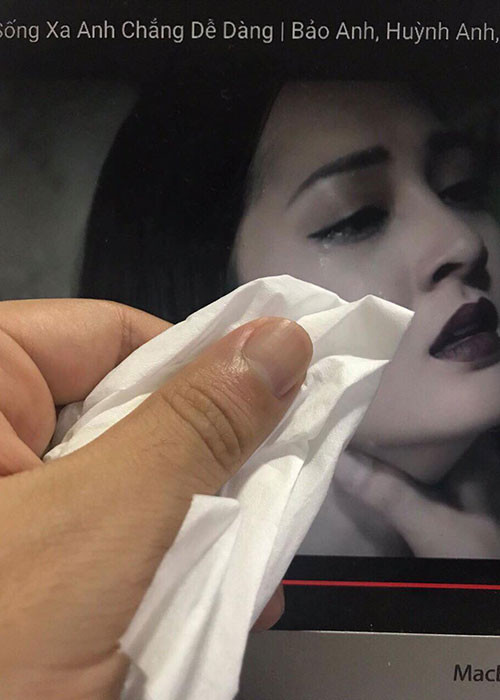 Chia tay Bảo Anh, Hồ Quang Hiếu vẫn ủng hộ tình cũ. Anh từng chia sẻ hình ảnh đang xem MV của Bảo Anh.