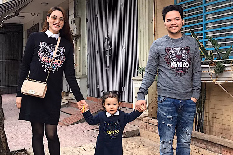 Nữ diễn viên cho hay việc chăm sóc con gái không hề mệt mỏi mà mang lại niềm vui cho cô.