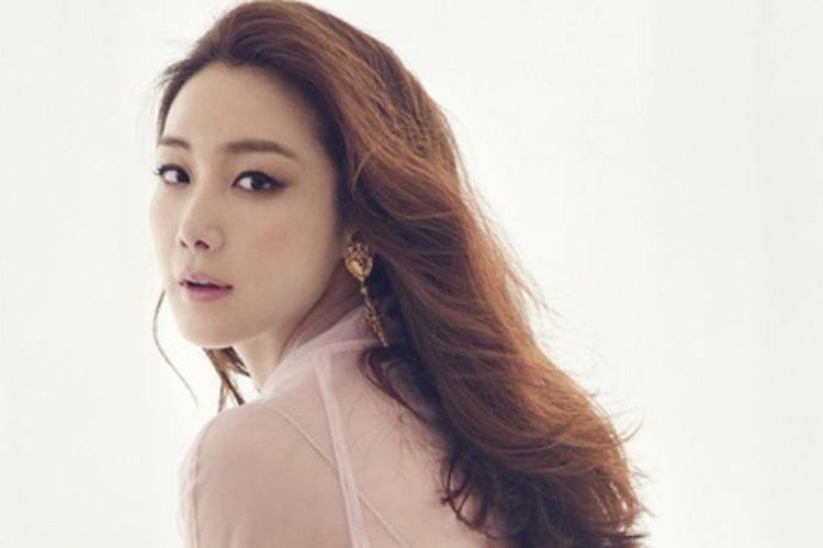 Choi Ji Woo cho hay đám cưới của cô diễn ra một cách riêng tư tuyệt đối vì ông xã không phải là người của công chúng.
