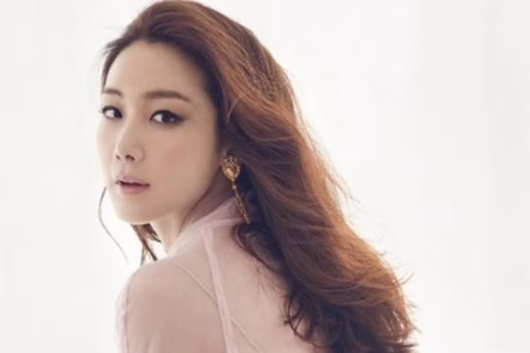 Choi Ji Woo cho hay đám cưới của cô diễn ra một cách riêng tư tuyệt đối vì ông xã không phải là người của công chúng.