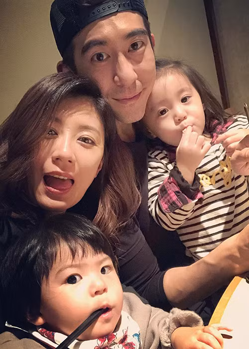 Giả Tịnh Văn hơn ông xã Tu Khải Kiệt đến 9 tuổi. Cả hai yêu nhau sau một thời gian dài làm bạn.