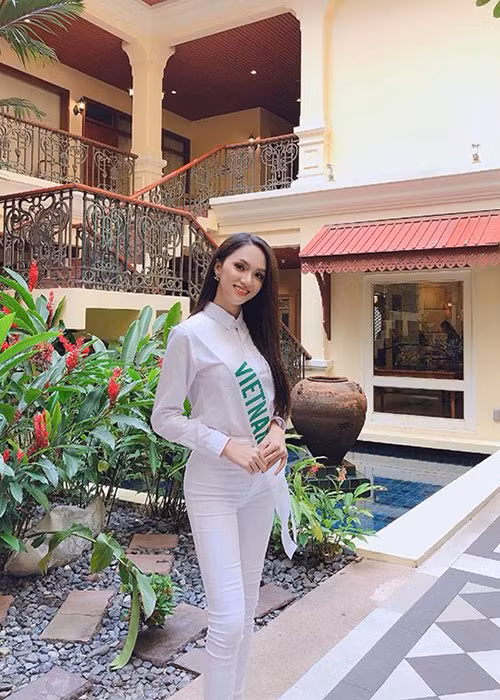 Hình ảnh của Hương Giang Idol liên tục được nữ ca sĩ chia sẻ từ Thái Lan.