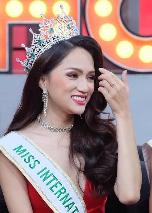 Trong buổi giao lưu, Hương Giang luôn giữ được vẻ rạng rỡ. Ảnh: Fanpage