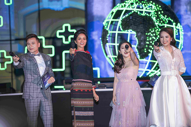 Hoa hậu Hoàn vũ Việt Nam 2017 còn có phần giao lưu, trò chuyện với khán giả, truyền cảm hứng xoay quanh chủ đề “Hôm nay tôi sống xanh hơn”.