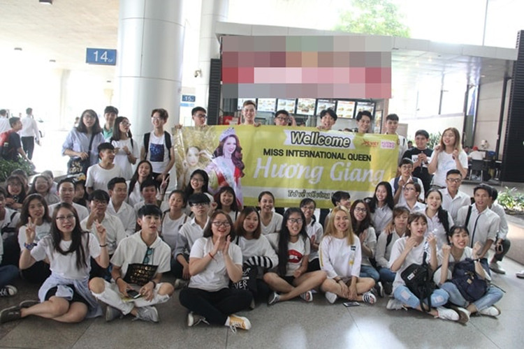 Người hâm mộ vẫn tiếp tục đến và ngồi chờ.