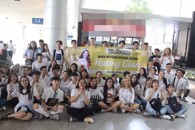 Người hâm mộ vẫn tiếp tục đến và ngồi chờ.