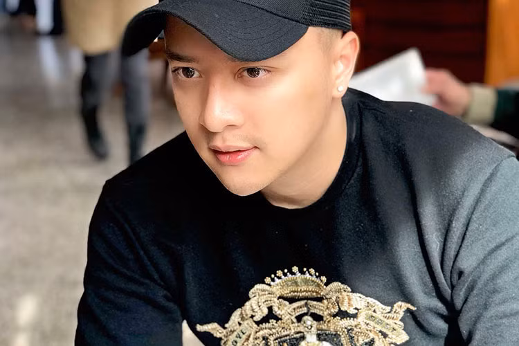 Cao Thái Sơn viết: “Đánh đổi cả tuổi thanh xuân để giữ gìn nhan sắc. Vài năm nữa là tới U40 rồi... Nhanh quá đi”.