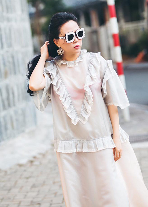 Quách Ngọc Ngoan đăng tải loạt ảnh của bạn gái hơn tuổi trên trang cá nhân.