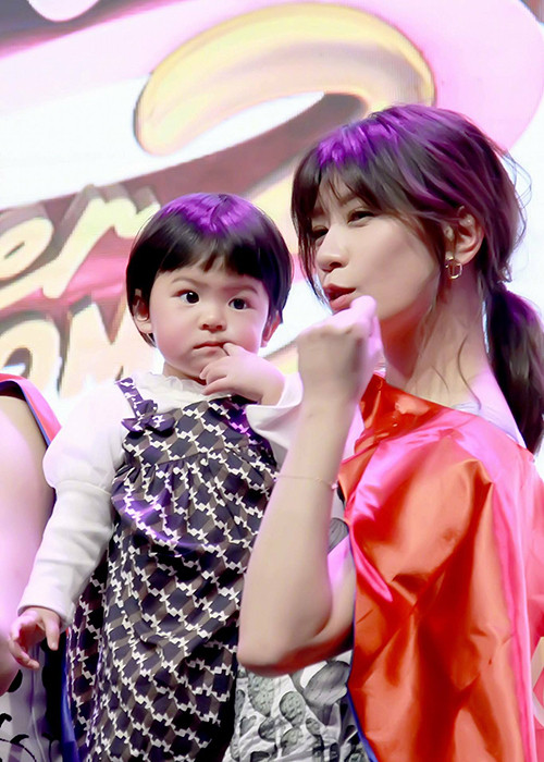 Hình ảnh bé Bobo bên Giả Tịnh Văn tại buổi họp báo ra mắt chương trình "Mẹ là siêu nhân".