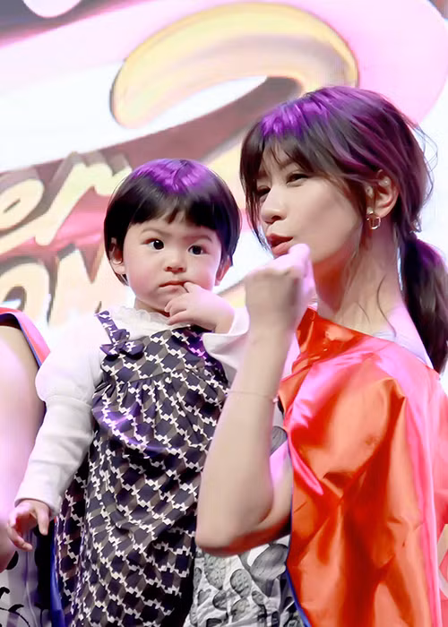 Hình ảnh bé Bobo bên Giả Tịnh Văn tại buổi họp báo ra mắt chương trình "Mẹ là siêu nhân".