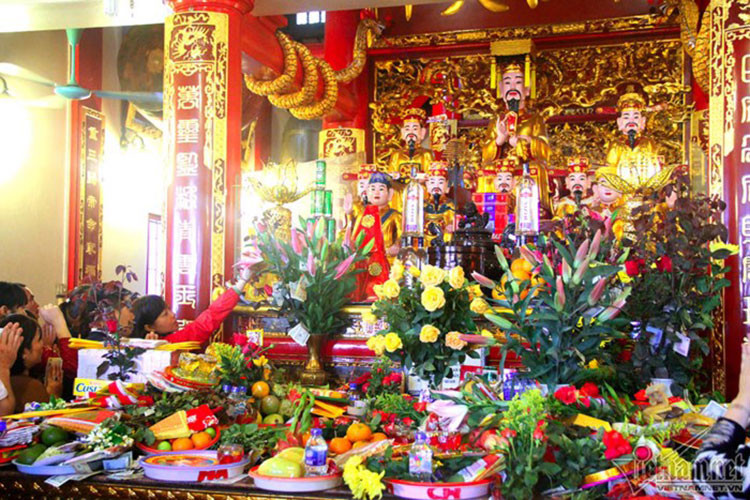 Các ban thờ trong phủ luôn trong tình trạng quá tải. Các ban thờ trong phủ luôn trong tình trạng quá tải.