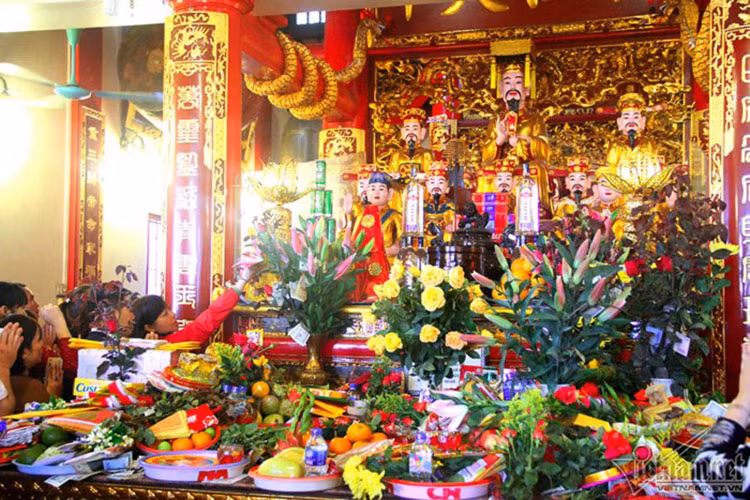 Các ban thờ trong phủ luôn trong tình trạng quá tải.