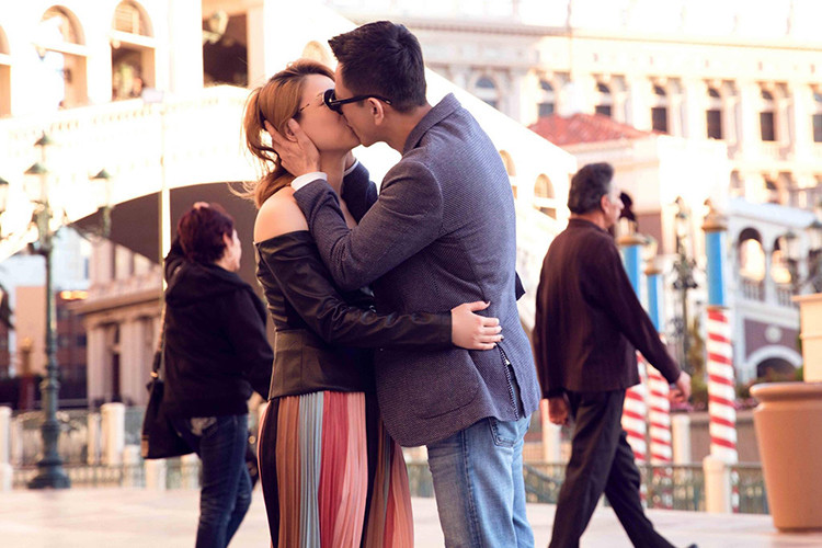 Cả hai dọn về sống chung một nhà, cùng chăm sóc nhau và lo cho cậu con trai nuôi Ricky.