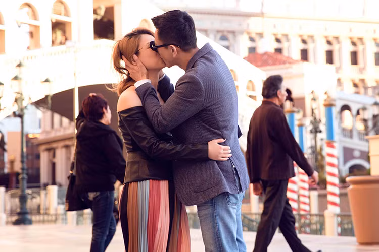 Cả hai dọn về sống chung một nhà, cùng chăm sóc nhau và lo cho cậu con trai nuôi Ricky.