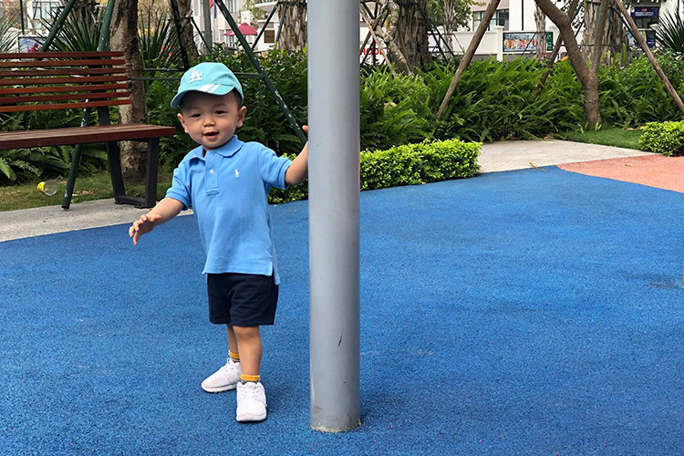 Kỳ Hân nhớ con trai, muốn bay về Việt Nam.