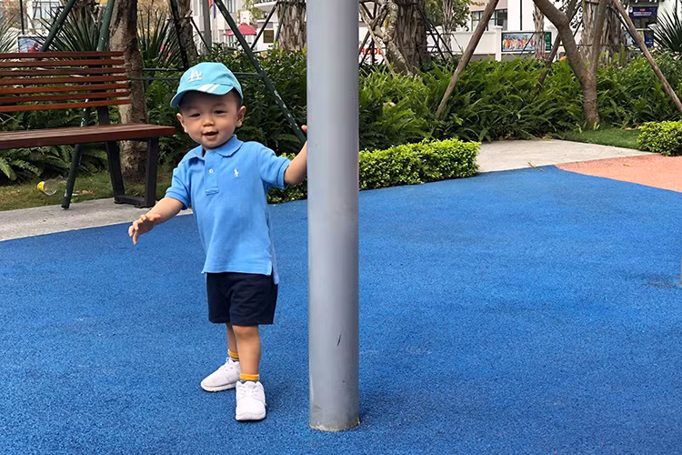 Kỳ Hân nhớ con trai, muốn bay về Việt Nam.