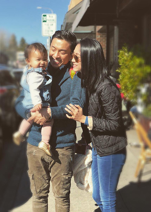 Vợ chồng sao Việt Lam Trường - Yến Phương vui vẻ bên con gái.