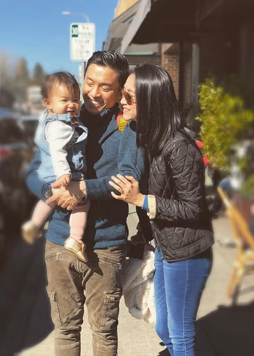 Vợ chồng sao Việt Lam Trường - Yến Phương vui vẻ bên con gái.