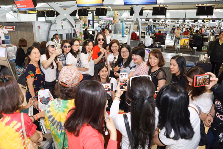 Ngay lập tức cô bị "bủa vây" bởi fan hâm mộ xin chụp ảnh cùng.