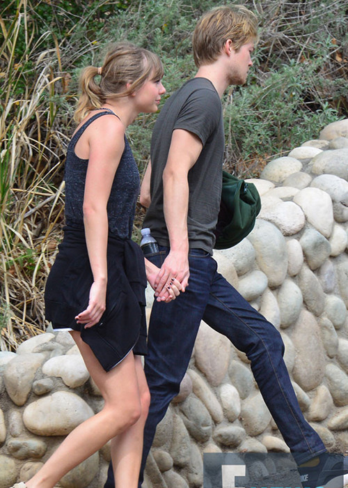 Eonline cho hay, Taylor và bạn trai tận hưởng khoảng thời gian bình yên bên nhau trong khi một vệ sĩ luôn theo sát họ. Ảnh: eonline