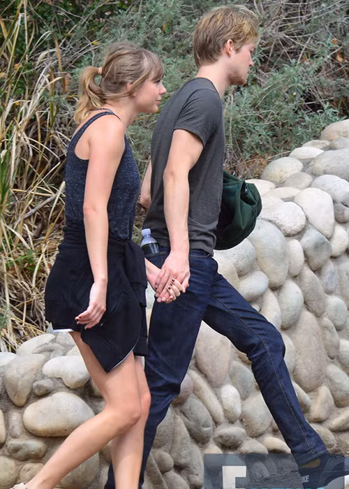 Eonline cho hay, Taylor và bạn trai tận hưởng khoảng thời gian bình yên bên nhau trong khi một vệ sĩ luôn theo sát họ. Ảnh: eonline