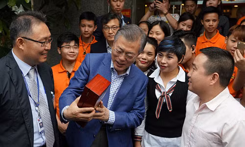 Đại diện cửa hàng Phở tặng lưu niệm một đôi đũa cho ngài Tổng thống - Ảnh: NGUYỄN KHÁNH