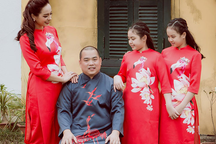 Vợ chồng sao Việt Thúy Hạnh - Minh Khang mặc áo dài cùng hai con gái.