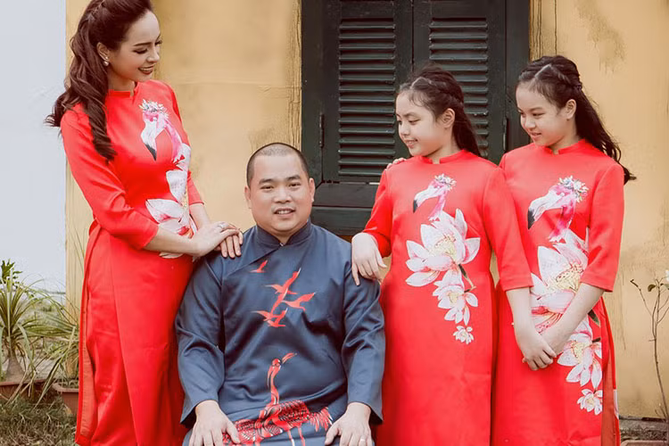 Vợ chồng sao Việt Thúy Hạnh - Minh Khang mặc áo dài cùng hai con gái.