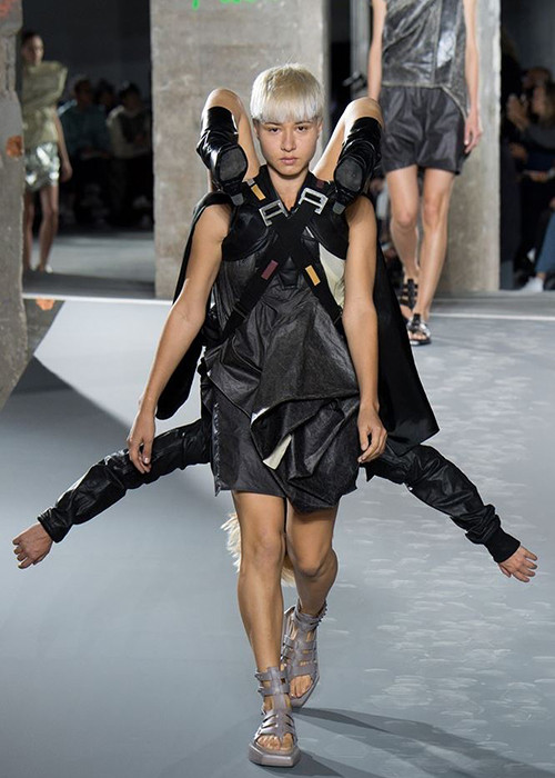 NTK Rick Owens từng gây sốc với show diễn người mẫu cõng nhau, dính vào nhau trên sàn catwalk. Ảnh: Zing