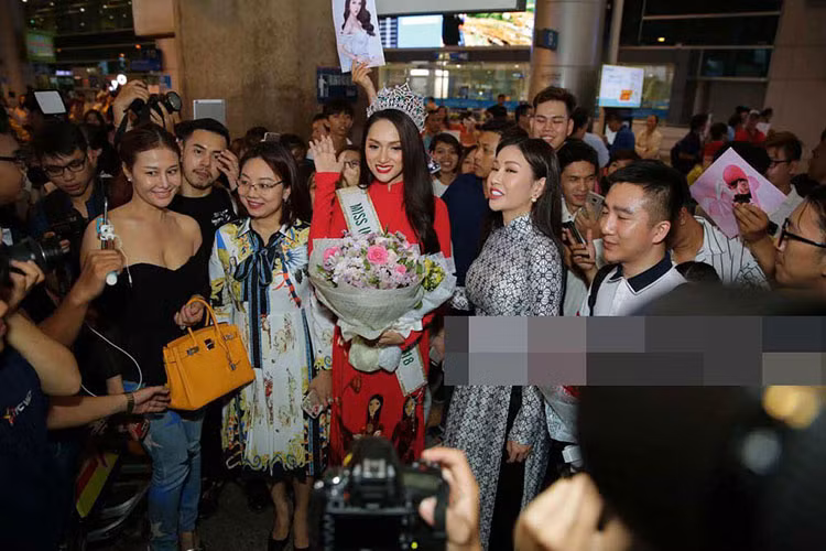 Nhưng khi trở về, cô phải bất ngờ vì có quá đông người hâm mộ xuất hiện từ sớm.