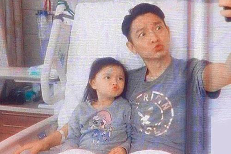 Hình ảnh Lưu Đức Hoa chụp ảnh nhí nhảnh bên con gái khi anh đang nằm viện vì bị gãy chân vào năm 2017. Ảnh: Sohu