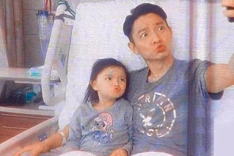 Hình ảnh Lưu Đức Hoa chụp ảnh nhí nhảnh bên con gái khi anh đang nằm viện vì bị gãy chân vào năm 2017. Ảnh: Sohu