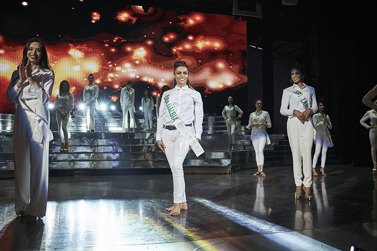 Đại diện Colombia đi chân trần tập luyện trong khi đa phần các thí sinh đi giày cao gót.