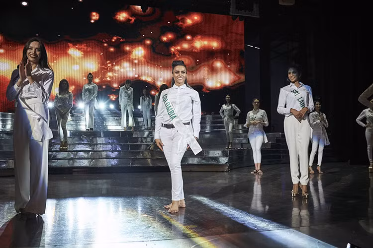 Đại diện Colombia đi chân trần tập luyện trong khi đa phần các thí sinh đi giày cao gót.