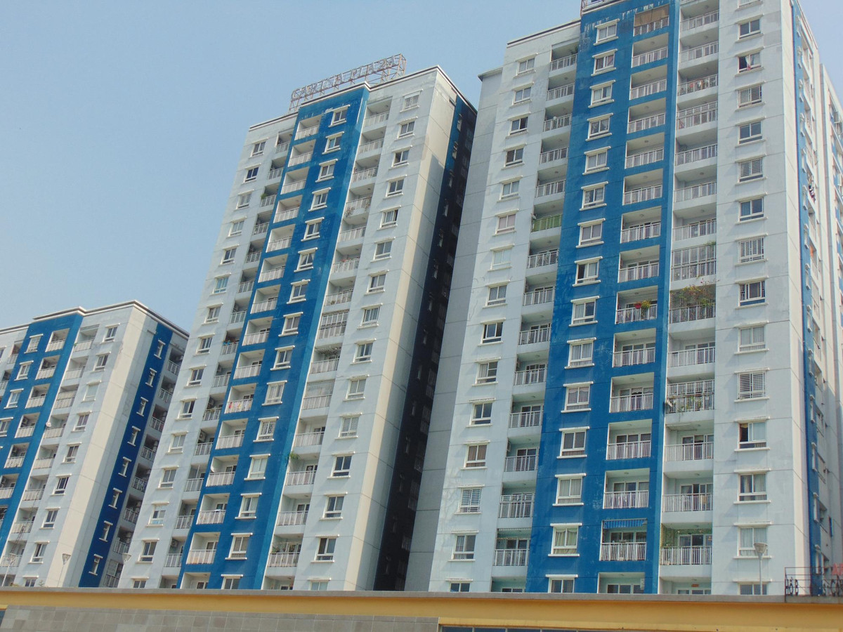 "Lúc khói lên tầng 12 vợ chồng anh và em gái vẫn ở trong nhà, đóng chặt cửa rồi dùng khăn, mền thấm ướt để xung quanh. Tuy nhiên, lượng khói quá dày đặc nên em gái anh bị ngất xỉu. Vợ chồng anh may mắn không bị thương, tiếp tục chờ đợi lực lượng cứu hộ đến giúp đỡ. Nhờ được cấp cứu kịp thời nên tình trạng sức khỏe của em gái anh đã ổn định", nhắc lại khoảnh khắc nguy hiểm này, anh H. vẫn chưa thể bình tĩnh.