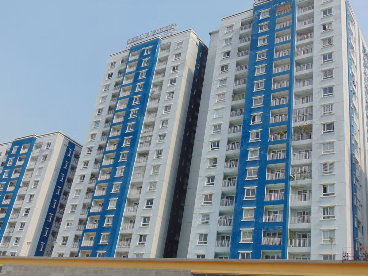 "Lúc khói lên tầng 12 vợ chồng anh và em gái vẫn ở trong nhà, đóng chặt cửa rồi dùng khăn, mền thấm ướt để xung quanh. Tuy nhiên, lượng khói quá dày đặc nên em gái anh bị ngất xỉu. Vợ chồng anh may mắn không bị thương, tiếp tục chờ đợi lực lượng cứu hộ đến giúp đỡ. Nhờ được cấp cứu kịp thời nên tình trạng sức khỏe của em gái anh đã ổn định", nhắc lại khoảnh khắc nguy hiểm này, anh H. vẫn chưa thể bình tĩnh.