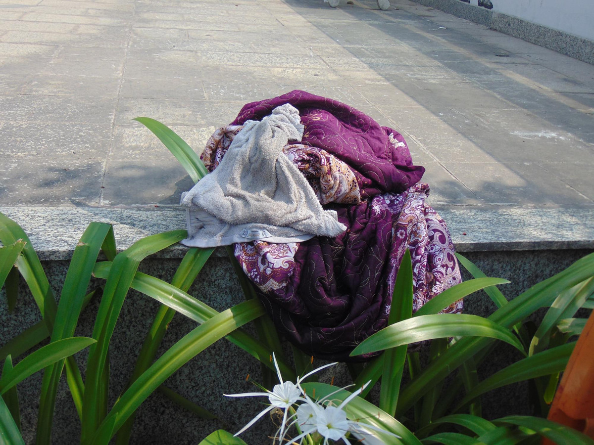 Mặc dù đã nhiều giờ trôi qua nhưng cô vẫn chưa thể bình tĩnh trở lại. Cô hoang mang chia sẻ: "Nhà cô chỉ có hai vợ chồng già, con cái thì ở xa. Lúc đầu cô chạy ra nhưng thấy khói nhiều quá nên quay lại. Trong đầu cô lúc đó nghĩ chắc chắn mình chết rồi. Vì vậy, cô mới nói với chú chẳng thà chết trong phòng còn có vợ, có chồng chứ không muốn mất xác ngoài hành lang. Sau đó, cô với chú vào trong phòng đóng kín cửa lại, dùng khăn thấm ướt chặn hết các cánh cửa, chờ xe cứu hỏa đến cứu".