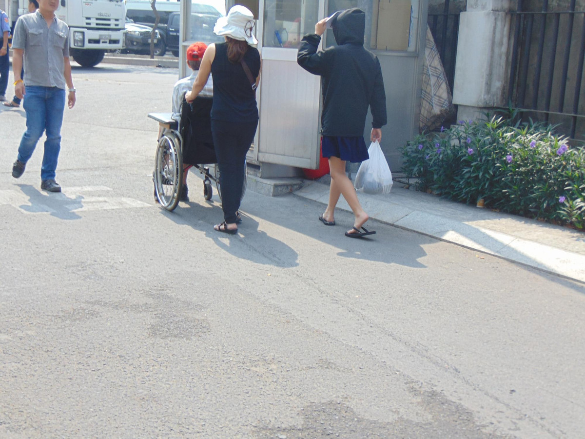 Người dân được di tản sang các khu vực lân cận để nghỉ ngơi sau vụ cháy chung cư Carina - Ảnh: Phương Duy, Hồng Ngân