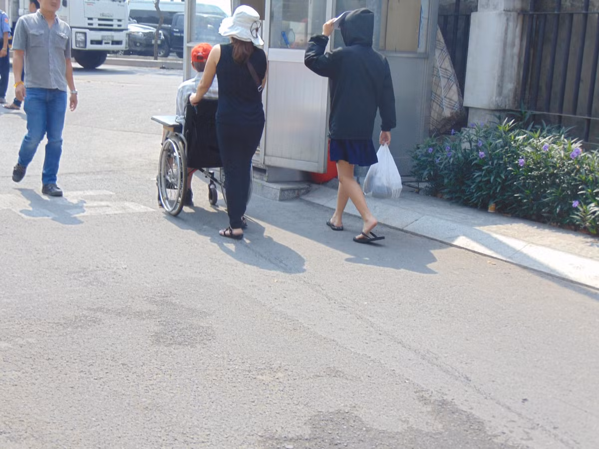 Người dân được di tản sang các khu vực lân cận để nghỉ ngơi sau vụ cháy chung cư Carina - Ảnh: Phương Duy, Hồng Ngân