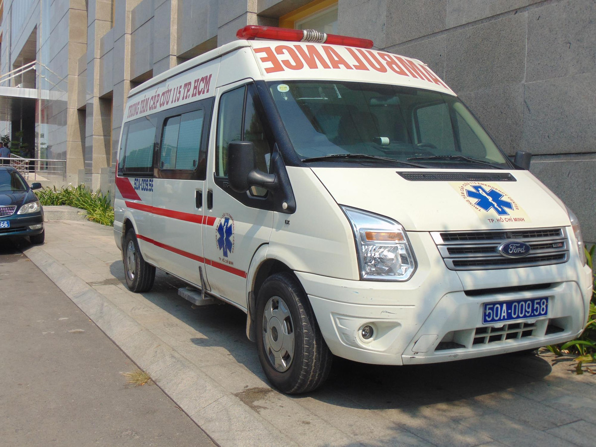 Xe cấp cứu và lực lượng y tế luôn túc trực tại hiện trường đề phòng trường hợp khẩn cấp - Ảnh: Phương Duy, Hồng Ngân