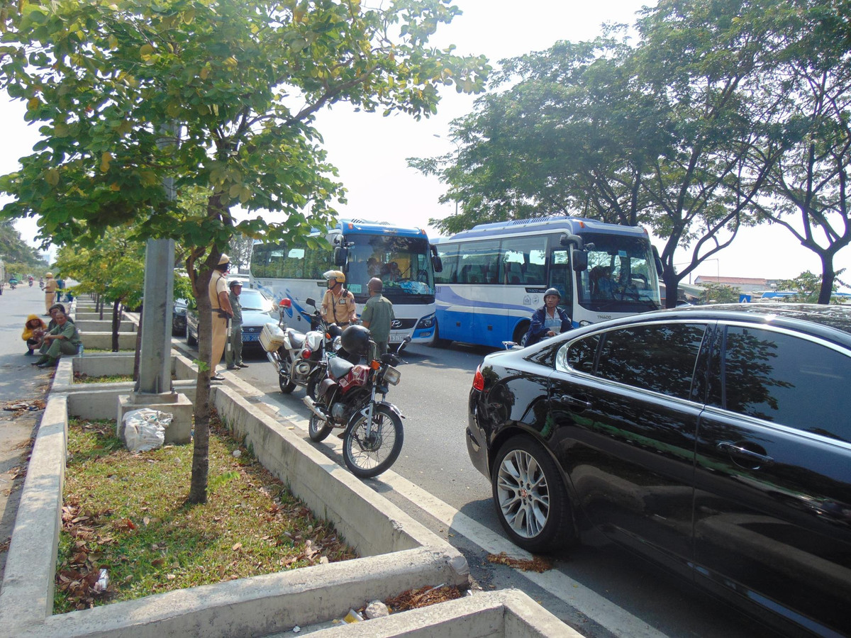 "Ngay khi có khói lên cả nhà chị không dám ra ngoài. Cũng may khi vừa phát hiện đám cháy, lực lượng cứu hộ các quận đều tới dập lửa. Lực lượng bảo vệ đi từng tầng, đến từng nhà để kiểm tra có người bị thương không rồi ra giúp. Mọi người vừa di tản vừa cố gắng trấn an tinh thần nhau nên cũng qua. Khu này thoáng nên đến khi ra được ngoài mọi người có thể hít thở được" , chị B. sống tại khu A chia sẻ.