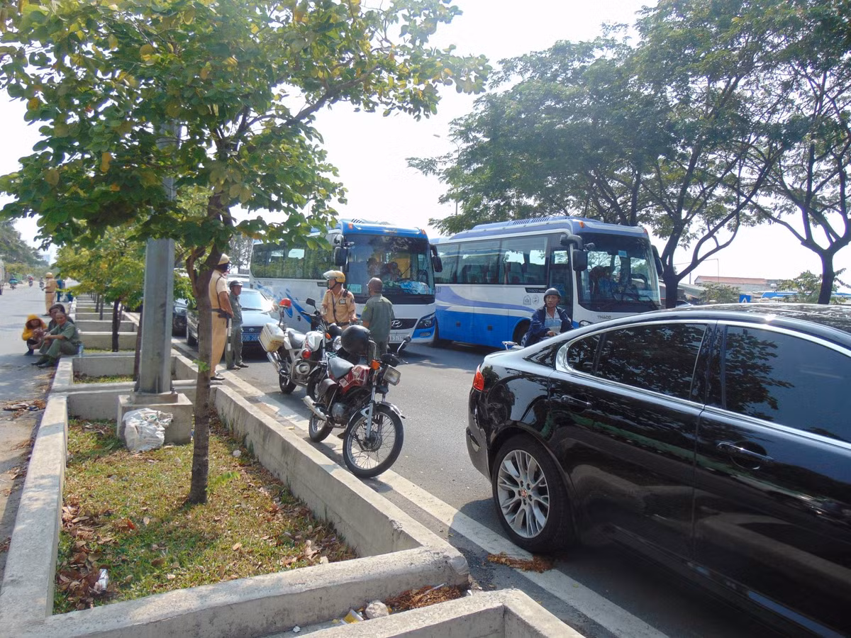 "Ngay khi có khói lên cả nhà chị không dám ra ngoài. Cũng may khi vừa phát hiện đám cháy, lực lượng cứu hộ các quận đều tới dập lửa. Lực lượng bảo vệ đi từng tầng, đến từng nhà để kiểm tra có người bị thương không rồi ra giúp. Mọi người vừa di tản vừa cố gắng trấn an tinh thần nhau nên cũng qua. Khu này thoáng nên đến khi ra được ngoài mọi người có thể hít thở được" , chị B. sống tại khu A chia sẻ.